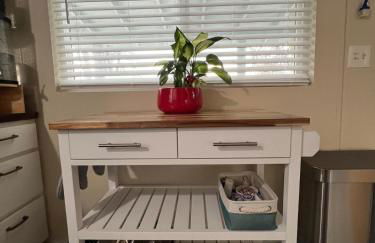 Peaceful Lakeside Retreat - Cozy 3BR Waterfront Home - Foto 12