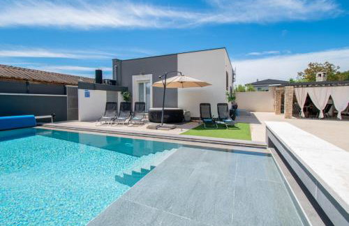 Villa Marsel with Pool & Jacuzzi by Istrabook - Foto 1