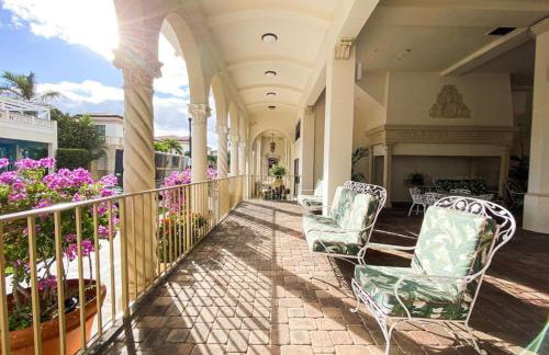 King Bed Mermaid suite - heart of Palm Beach, free parking included - Photo 12