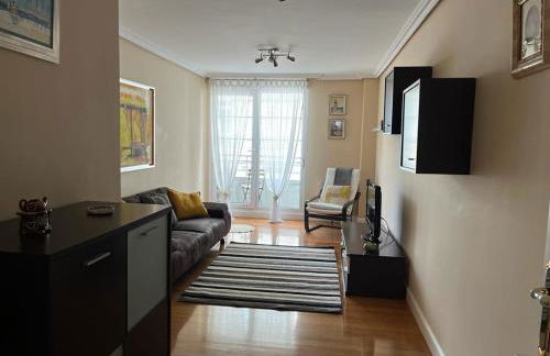 Piso en el centro de Laredo a pie de playa - Foto 1