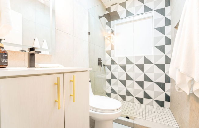 TWO Bedroom Apartment - Photo 32