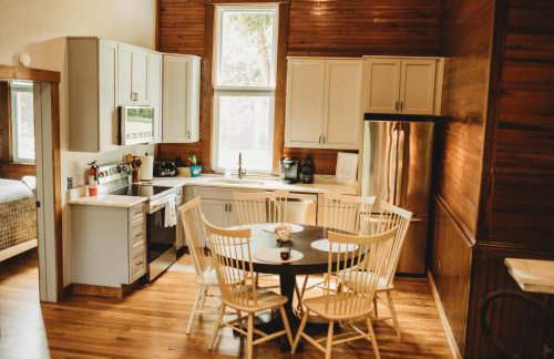 Bell Tower Suite Private Riverfront Stay Near Charleston WV - Foto 3