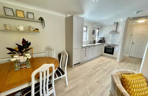 Charming 2 Bedroom Bungalow with open plan living - Foto 3