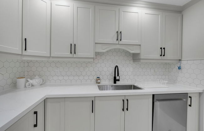 Beautiful House - On A Quiet Street - Photo 27