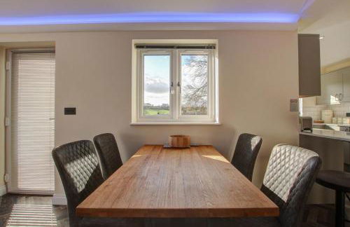 Hunters Cottage - Luxury, high end, hot hub, AC, slipper bath, couples retreat - Photo 25