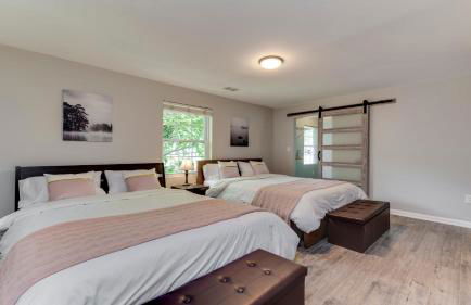 Stylish 3BR 3BA Colonial House by CozySuites - Foto 1