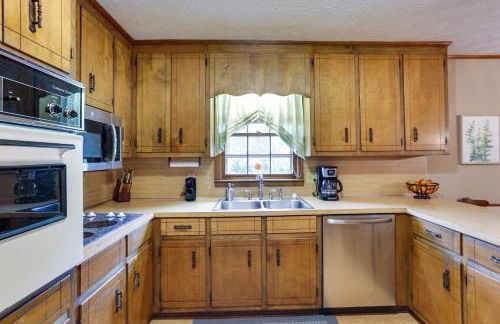 Cozy Georgia Getaway with Deck, Grill and Fire Pit! - Foto 8