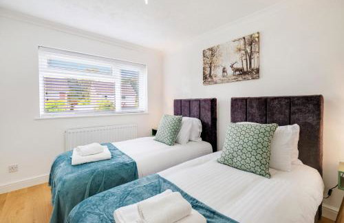 Luxury 5 BDR 2 BA House with Parking in Sandhurst By 360Stays - Photo 37