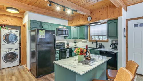 8 Mi to Mt Snow Cozy Bear Cabin with Hot Tub! - Foto 5