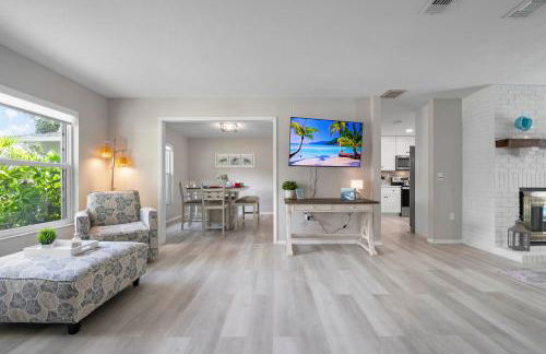 Serenity by the Sea! Cozy pool home with putting green & fire pit! - Foto 3