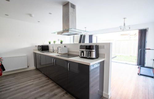 Luxury Deluxe - 4 bedrooms Villa - 6 beds - 10 Guests - Private Parking - Contractors Welcome - Trafford Stretford - Foto 10