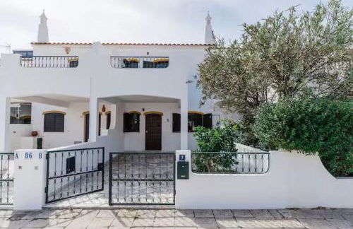 StaySalty - Resort Style Family Beach House with Pool - Photo 8