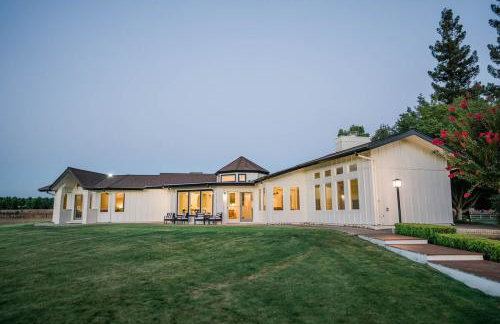 Riverfront Beauty with Pickle Ball Court - Foto 52