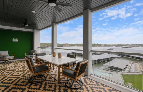 Family-Fun Lakeside Luxury at Topsider in Osage w/ 2 Pools, Prime Views Pack N' Play & Games - Foto 43