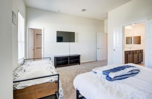 Meticulously-maintained 3-BR Townhouse w/ Backyard ~ Double-Story! - Foto 44