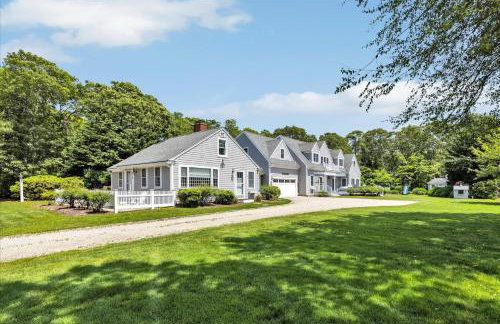 Stay 1 Block from Ocean at 7-Bed Retreat with Yard, Deck and Game Room, Host Up to 22 Across 16 Beds, Gas Fireplace, Gas Grill, Ample Parking, Walk to Menauhant Beach, Perfect for Family Getaway, 24 Hr Hospitality - Foto 17