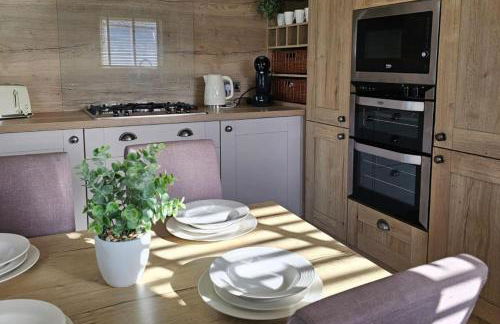 Premium Caravan - Sleeps 6 - Parking - Pool - Foto 21