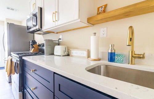 5 bedrooms with 4 Full Bath Fire Pit BBQ and Plush Amen on 1 2 acre - Photo 5