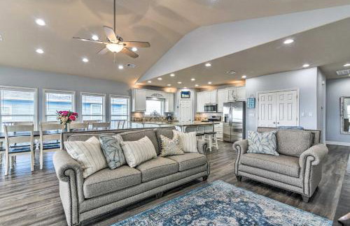 Group Getaway with Deck, Steps to Crystal Beach! - Foto 2