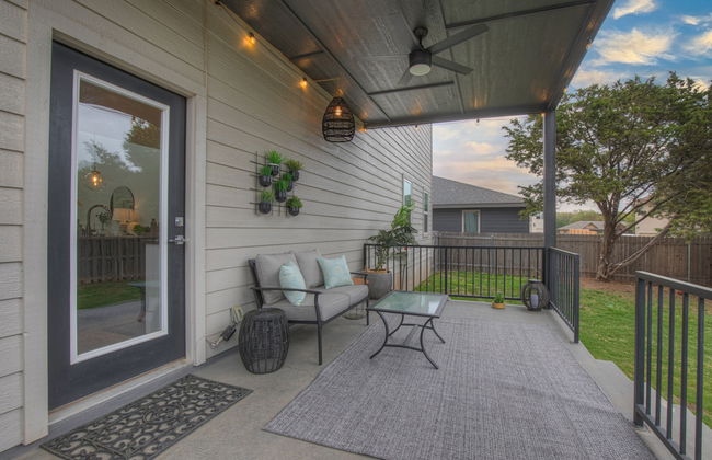 Soaring 2-level Point Venture Home on Lake Travis - Foto 38