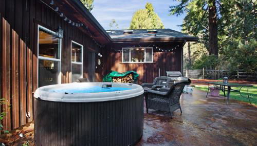 Tree-lined Home with Hot Tub Firepit & Large Yard - Foto 2