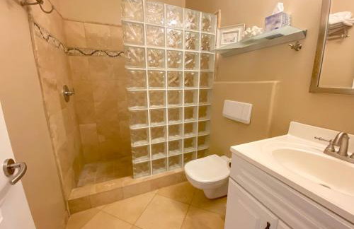 2 min walk to beach! Large Home! Rooftop Deck! - Foto 32