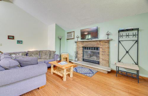 Secluded Family Cabin with Fire Pit in Lake Ariel! - Foto 12