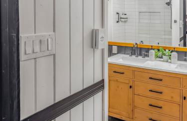 Italy Inspired Lakeview Chalet with Hot Tub - Foto 17