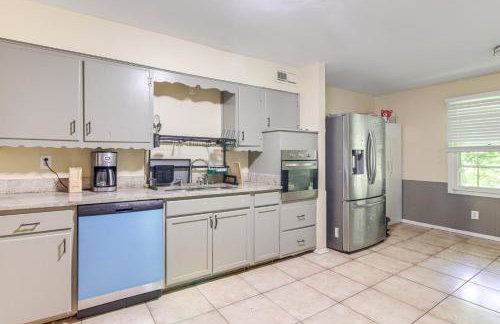 Stay and Play in Memphis Family Home with Yard! - Foto 7