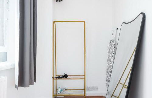 Spacious 1BR Steps from London Bridge & The Shard - Photo 15