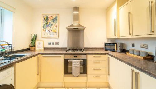 Elegant Home with Free WiFi & Parking - Netflix -Ideal for Relocation - Foto 3, stove