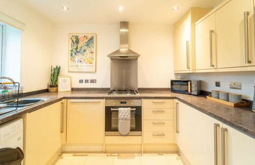 Perfect Getaway 3 Bedroom Home with Fast WiFi & Parking - Photo 12