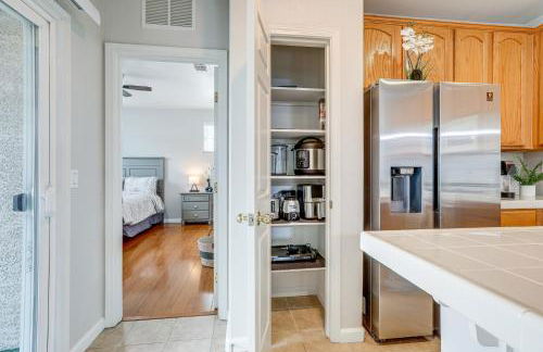 Extended-Stay Ready! Elk Grove Unit with Pool Access - Foto 14