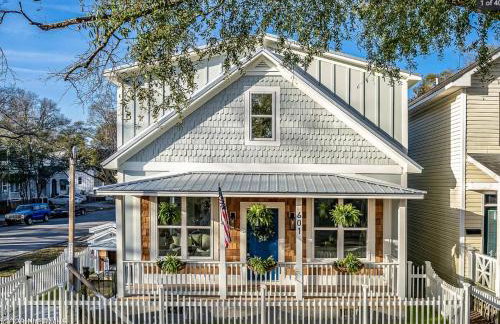 Downtown | Gorgeous | Pet Friendly! - Photo 1