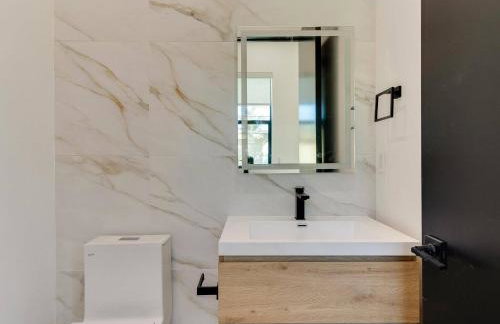 Modern Luxe Retreat Three-Bedroom #4 - Photo 20