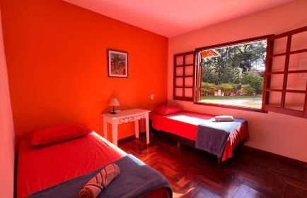 Refúgio em Macacos para até 12 hóspedes com piscina aquecida, 5 suítes e riacho - Foto 23