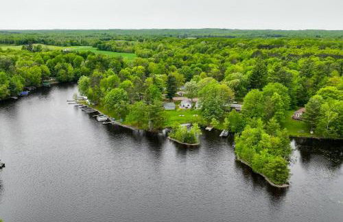 Lakeside Cabin with Fire Pit Near Pine Point Park! - Foto 35