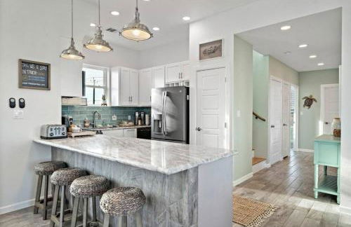 Picturesque beach house with plenty of room and amazing decks, close to beach - Foto 9