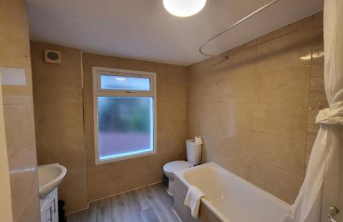 Central 5BR Retreat - Walk to Tube, Explore London - Photo 8