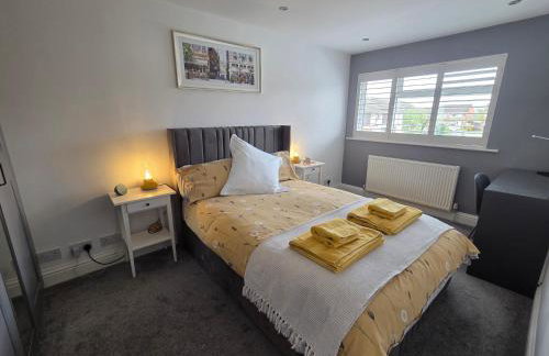 Stylish Family Home, Sleeps 6, Parking and Garden - Photo 1