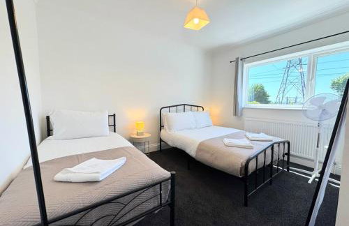 New Spacious 4 Bedrooms 5 Beds House Sleeps 8! - Foto 10