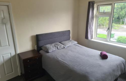 L & J Escapes - 8 Bedrooms suitable for Contractors and Families- Private parking available for 6 vehicles - Foto 15