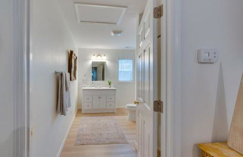 Idyllic Cave Spring Studio with Patio and Fire Pit! - Foto 12