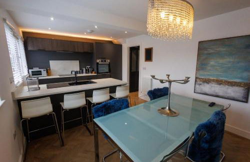 Uber Stylish 3 bedroom home off Road parking near town centre and Bike Park Wales - Photo 17