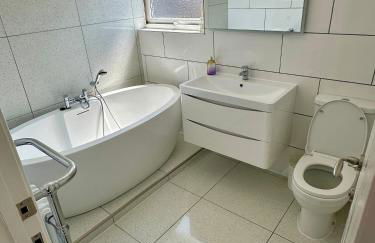 Detached, 5 Double Bedrooms, 3 En-Suites, 5 Car Parking - Foto 9