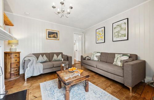 2-Bedroom Stylish & Gorgeous, Cosy Westgate Cottage Retreat, Central Winchester, Free On-Street Parking Permit, with Garden, Close to Cathedral - Sleeps 6, Pets are Welcome - by Blue Puffin Stays - Foto 14