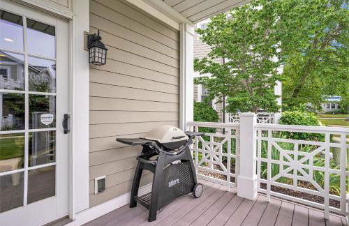 Lake front condo with pool access walking distance to downtown Saugatuck - Foto 20