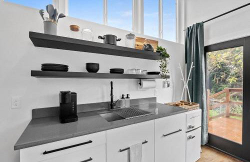 Spacious and Bright with Deck Walkable to 6th St - Foto 19