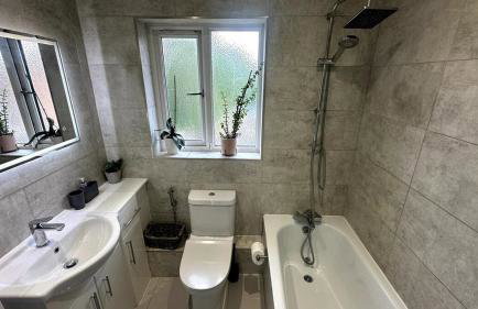 3-Bed Family Home in Furzton, Near Lake & Parking - Photo 28