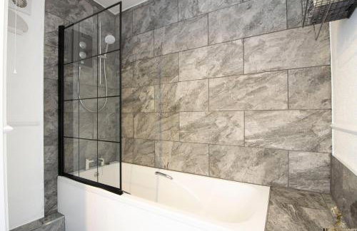 Spacious 3 to 4 Bed 3 Floor House Close to City Center Shops Restaurants and Parking Nearby - Foto 35